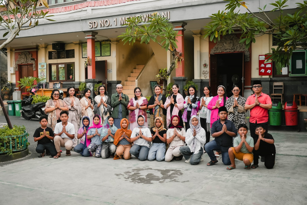 Siswa-siswi SDN 1 Mengwitani beraktivitas di sekolah
